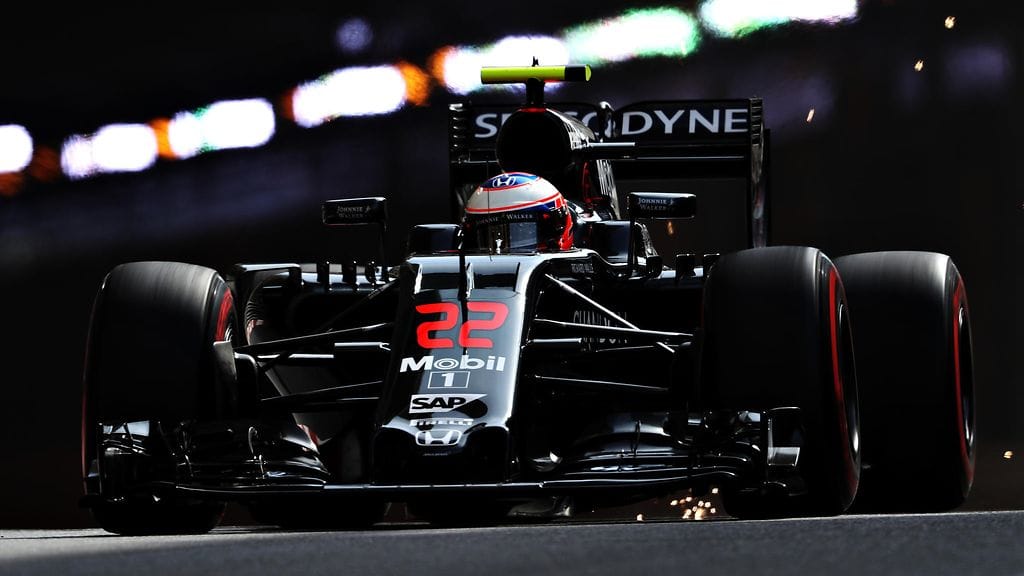 Jenson Button McLarenin ratissa.