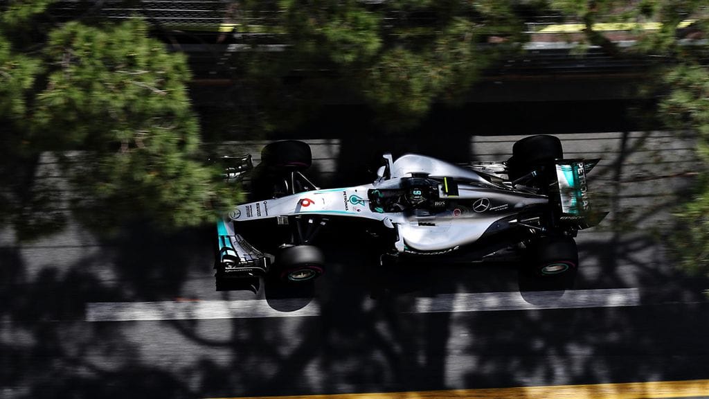 Nico Rosberg vauhdissa Monacon kaduilla torstaina.