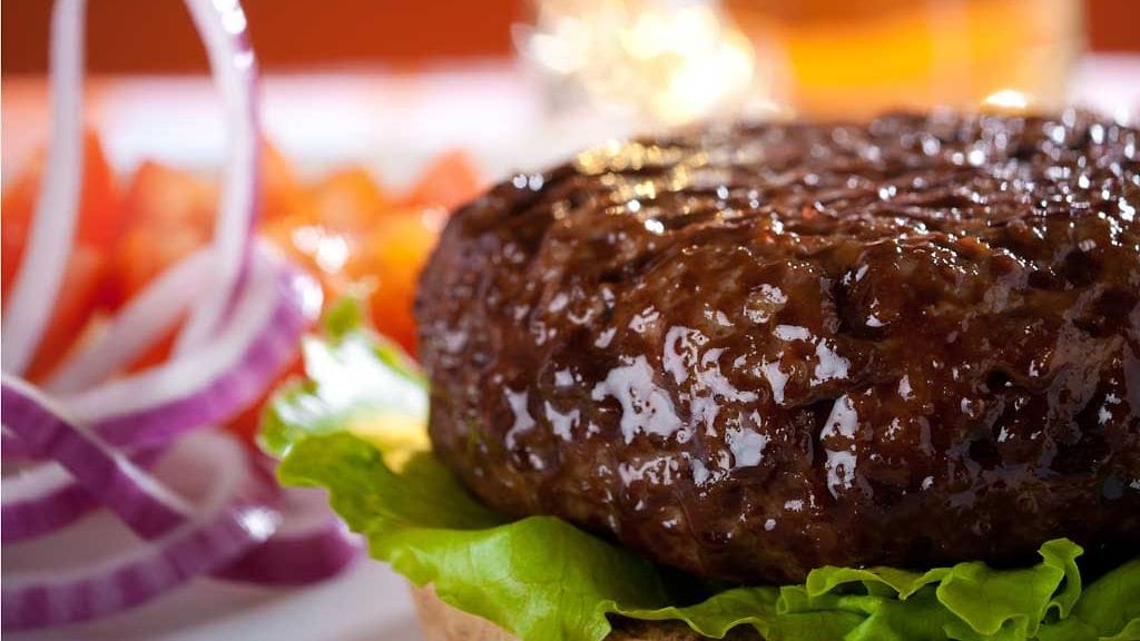 Mehevä hampurilaispihvi on tehty riittävän rasvaisesta jauhelihasta.