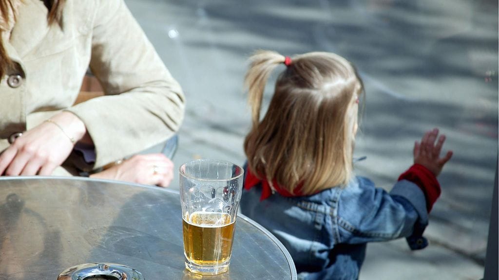 Lapsen mukanaolo terassilla riippuu muun muassa kellonajasta.