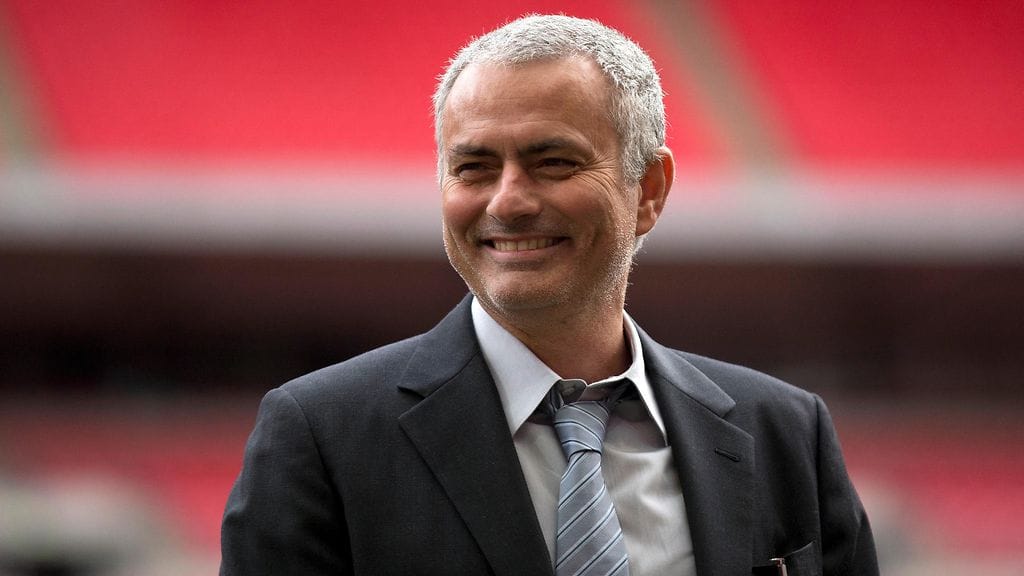 Jose Mourinho virnistää arvostelijoille.
