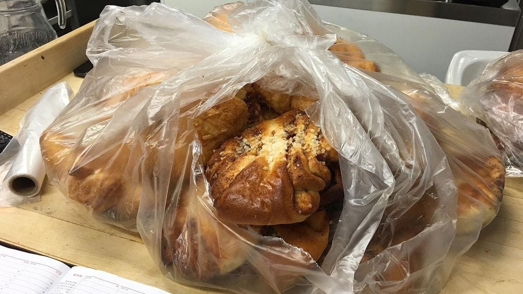 Kanniston leipomon lahjoittamat pullat Helsingin Vieraskotiin