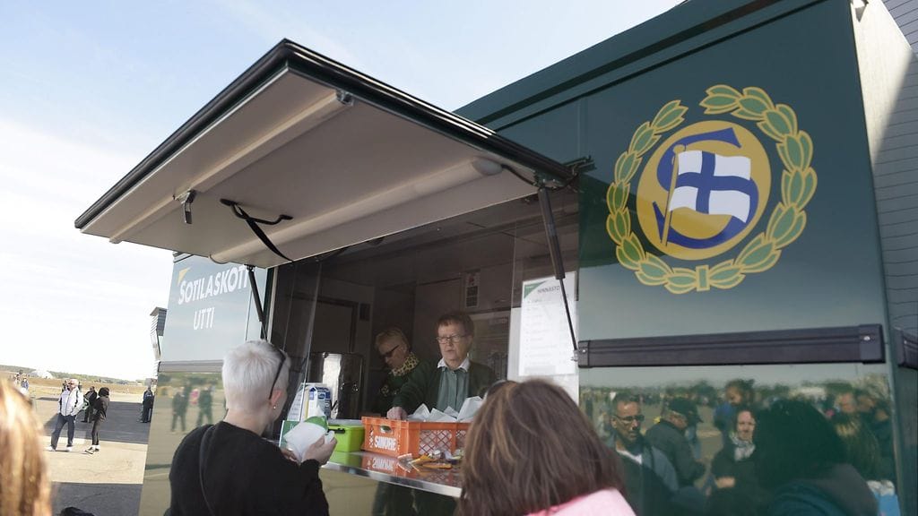 Utin Sotilaskodin liikkuva sotilaskoti Utin jääkärirykmentin yleisölle avoimessa toimintanäytöksessä ja kalustoesittelyssä Kouvolassa 13. toukokuuta 2016.