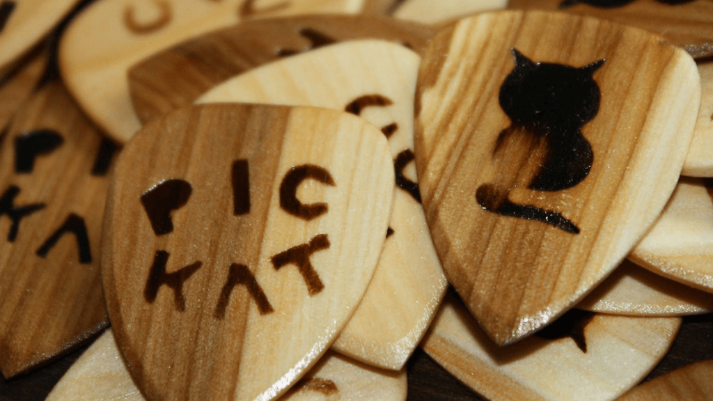 Tällaisia plektroja Christian tekee. Hän myy niitä kuuden euron hintaan ja on tienannut noin 2000 euroa. Tällä laskuopilla niitä olisi myyty noin 330 kappaletta.