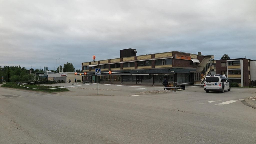Poliisi kaipaa vinkkejä Pielaveden pankkiautomaatin seinästä repimiseen liittyen.
