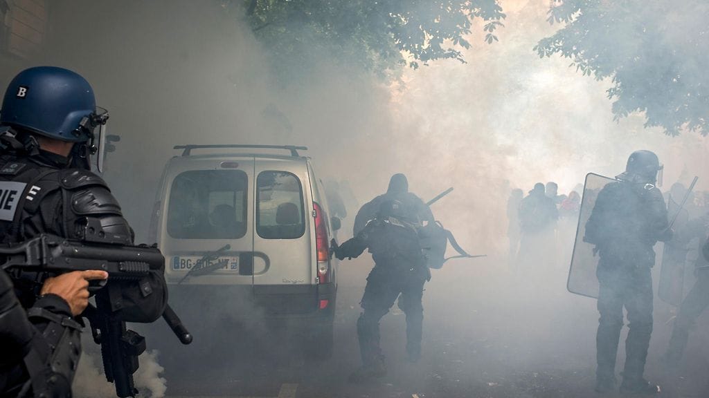 Mellakkapoliisi turvautui torstaina Pariisissa kyynelkaasuun protestoijien hillitsemiseksi.