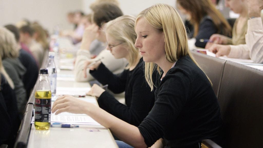 Kuva oikeustieteellisen tiedekunnan pääsykokeista Helsingin yliopistossa 23. kesäkuuta 2004.