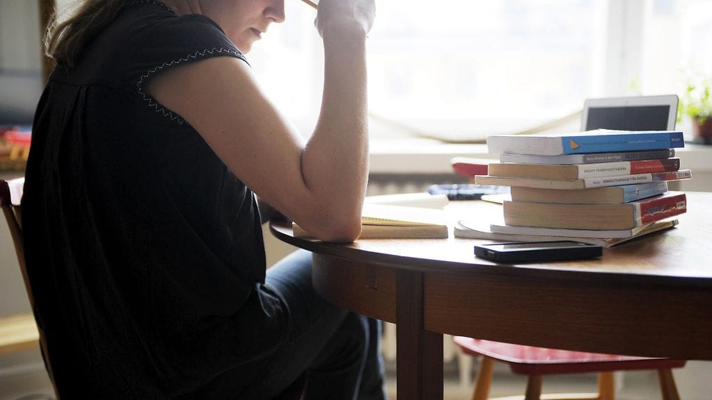 Yleiseen asumistukeen vaikuttavat koko perheen tulot, joten ilman asumistukea voi muutoksen myötä jäädä esimerkiksi sellaiset opiskelijat, joiden avo- tai aviopuoliso käy töissä. Kuvituskuva.