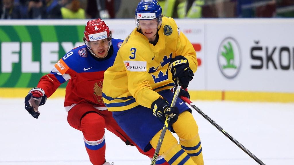 John Klingbergille (oik.) ei löytynyt tilaa Tre Kronorin World Cup -joukkueesta. Artemi Panarin (vas.) on sen sijaan mukana Venäjän miehistössä (arkistokuva).