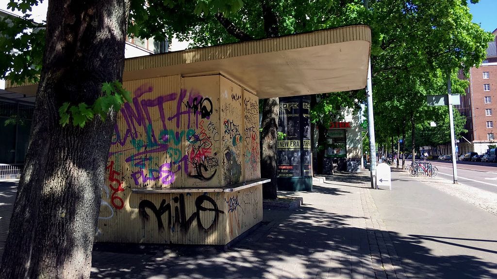 Käräjäoikeus ei pitänyt rikoksena sitä, että tämän Helsinginkadun ja Fleminginkadun kulmassa sijaitsevan lippakioskin seiniin teipattiin julisteita.