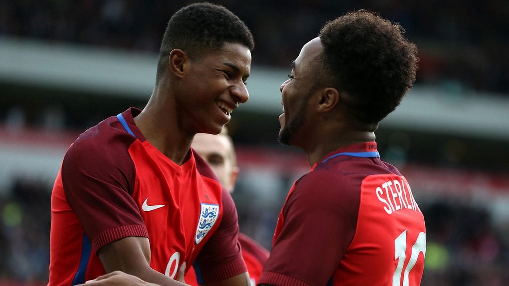 Marcus Rashford (vas.) sai onnittelut Raheem Sterlingiltä.