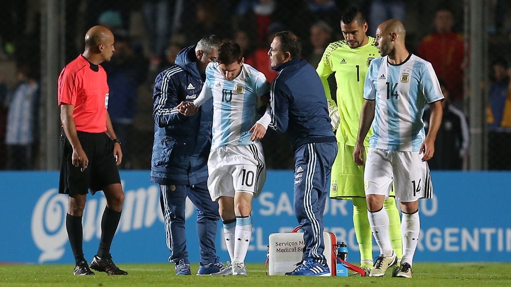 Lionel Messi sai kovan tällin selkäänsä.