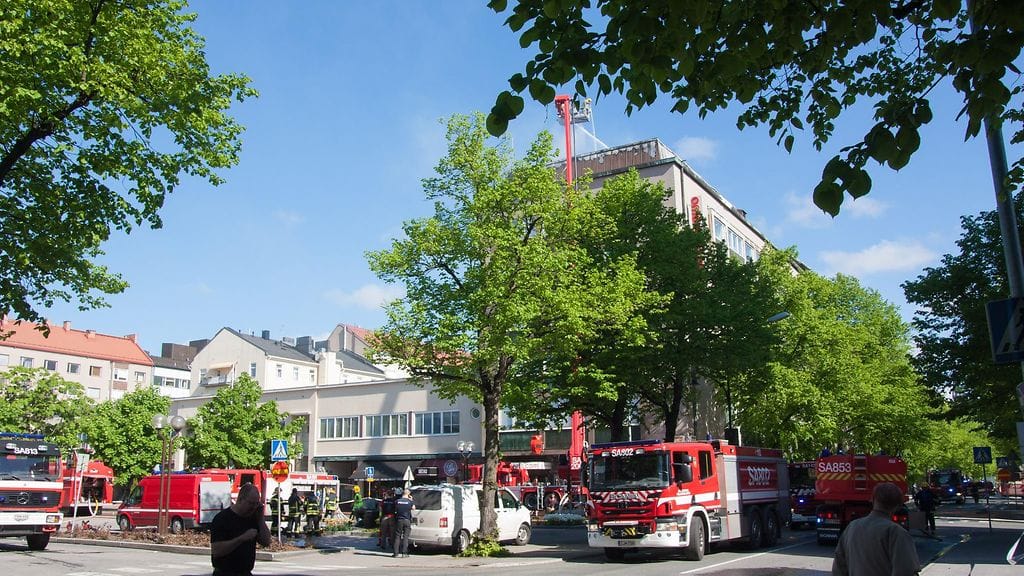 Omenahotellin kattorakenteiden jälkisammutustöitä tehtiin Porissa 28. toukokuuta 2016.