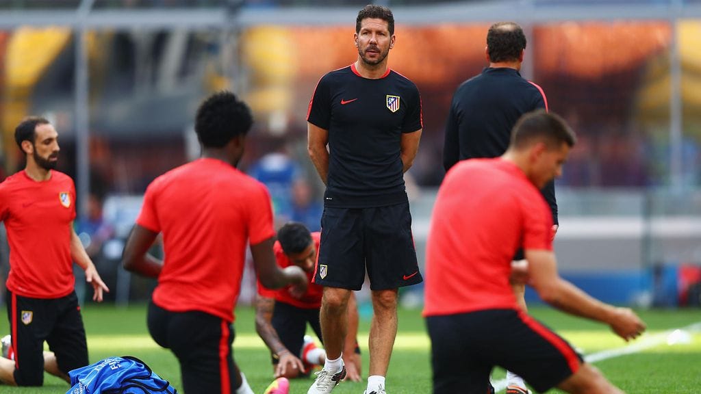 Diego Simeone valvoi suojattiensa tekemisiä perjantain harjoituksissa Milanon San Sirolla.