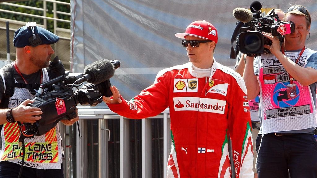 Kimi Räikkönen työntää kameraa sivuun ennen Monacon aika-ajoja.