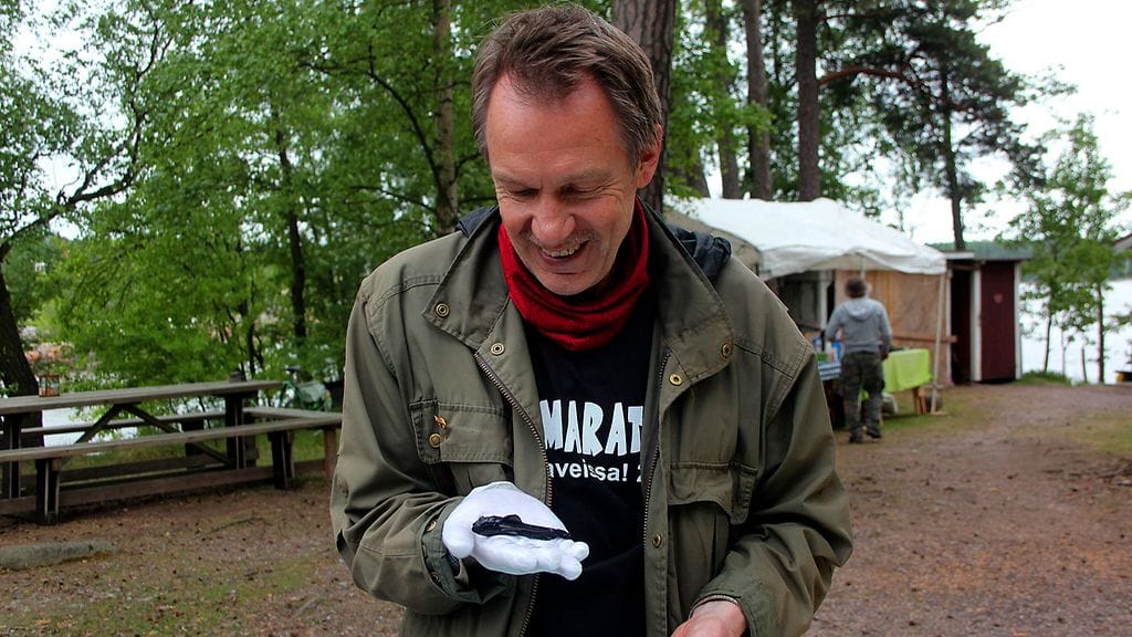 Helsingin Kalamaratonin lajituomari Jussi T. Pennanen kädessään vieraslaji mustatäplätokko.