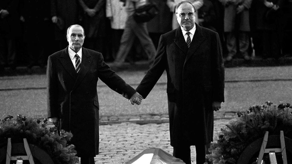 Historiallisessa kuvassa Saksan liittokansleri Helmut Kohl (oik.) ja Ranskan presidentti Francois Mitterrand yhdistivät kätensä Euroopan puolesta vuonna 1984 Verdunin taistelukentällä.