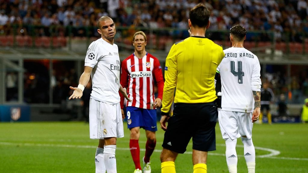 Pepe (vas.) sai monta puhuttelua tuomari Mark Clattenburgilta.