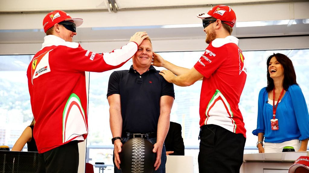 Kimi Räikkönen ja Sebastian Vettel yrittivät tunnistaa visassa mysteerivieraan, joka oli Johnny Herbert.