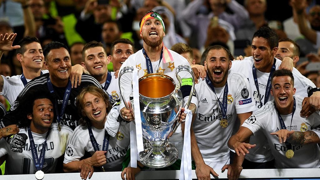 Sergio Ramos pääsi Real-kapteenina nostamaan pokaalin ensimmäisenä ilmaan.