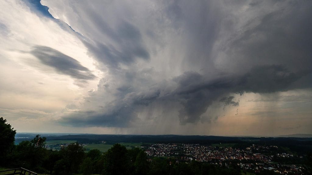 Tummia pilviä Schnaittachin yläpuolella Saksassa 28. toukokuuta 2016.