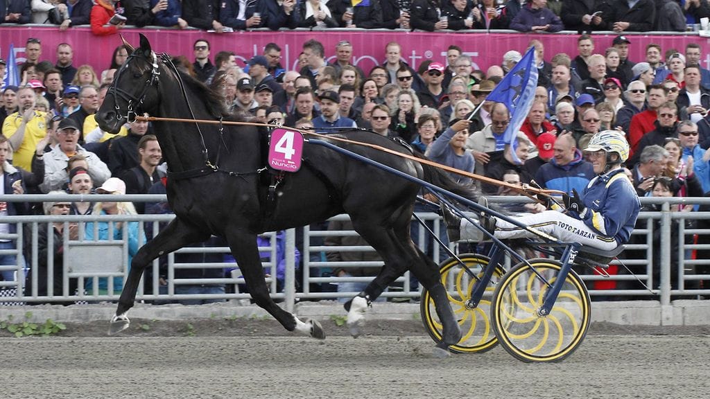 Nuncio ja Stefan Melander juhlivat Elitloppetissa (arkistokuva).