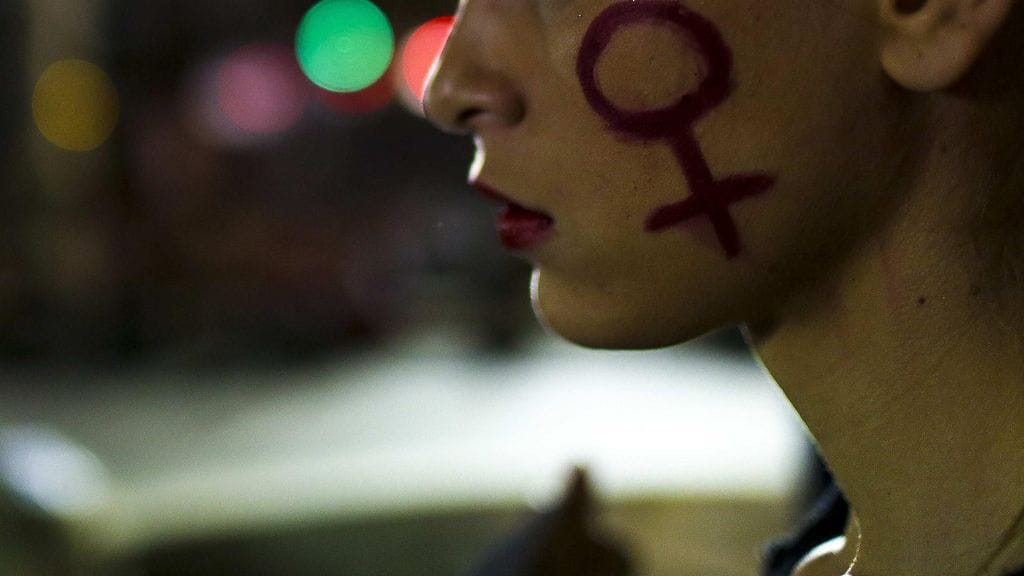 Joukkoraiskauksen uhriksi joutunut  teinityttö on todennut, ettei luota maan oikeuslaitokseen tapauksessa. Kuva tapauksen synnyttämästä mielenosoituksesta Rio de Janeiron oikeustalon edessä 27. toukokuuta 2016.