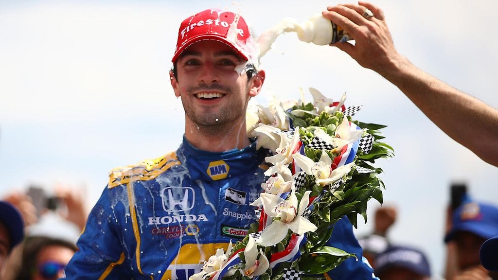Alexander Rossi juhli yllätysvoittoaan tähän tapaan.
