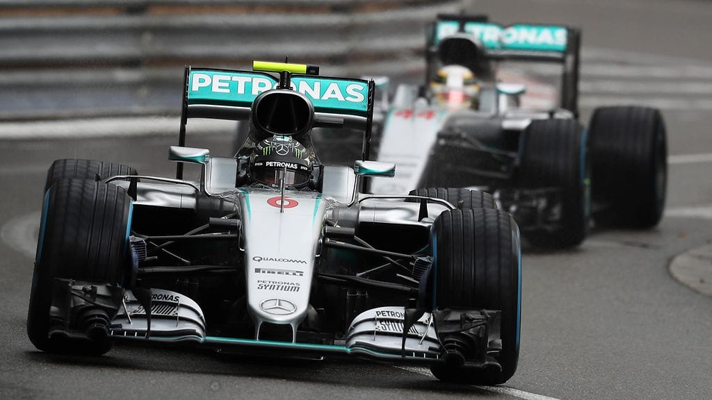 Nico Rosbergin Monacon GP ei sujunut odotetusti. Takana väijyy Lewis Hamilton.