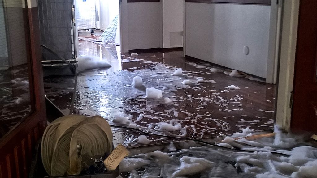 Tulipalo ei levinnyt hotellin tiloihin, mutta vesivahingot ovat suuria.