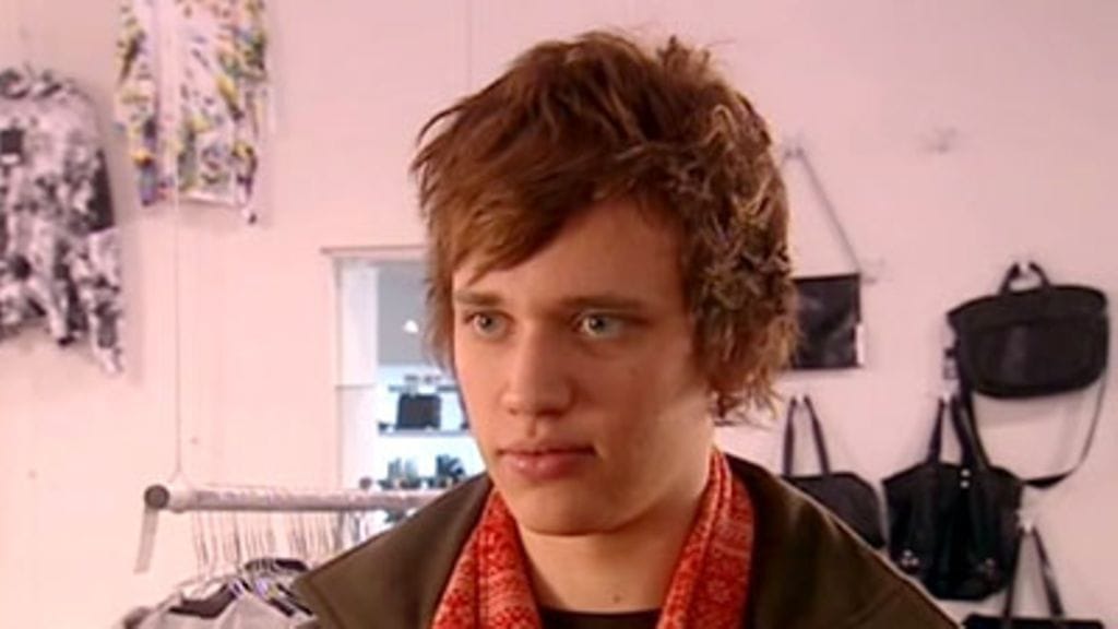 Sampo katsoo Juuliaa ahnaasti.