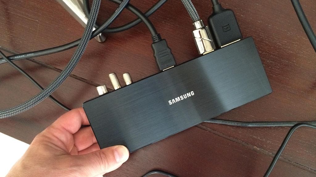 Samsung UE65KS9005 -4K-televisio ja One Connect -liitäntäboksi