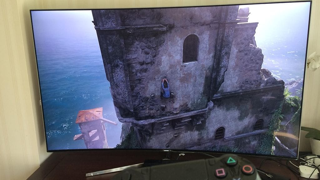 Suurella televisiolla ja korkeatasoista grafiikkaa sisältävällä pelillä pääsee tehokkaasti seikkailun tunnelmaan.