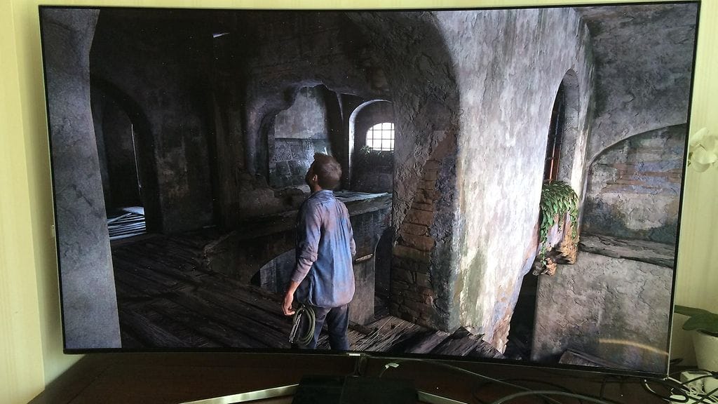 Samsung UE65KS9005 -4K-televisio ja Uncharted 4 -peli