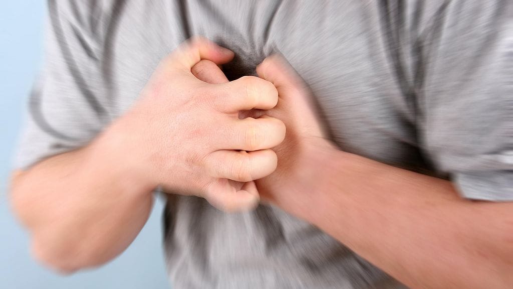 Eteisvärinän oireita ovat muun muassa sydämen tykytys, hengenahdistus ja väsymys. Kuvituskuva.