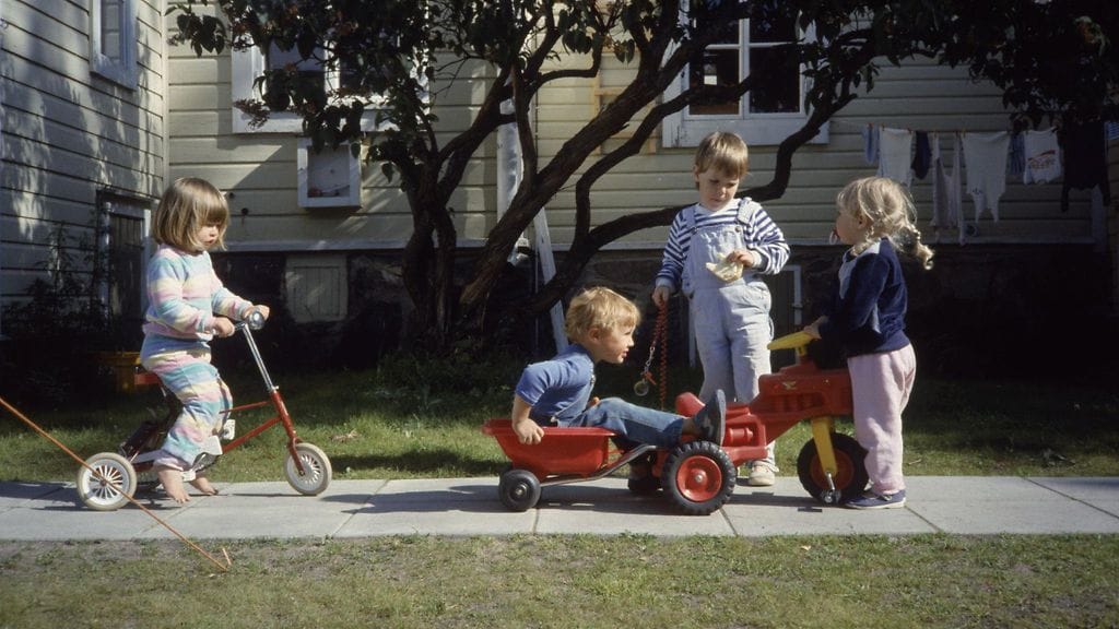 Lapset pihaleikeissä Hangossa heinäkuussa 1984. Pyörääkin poljetaan ilman kenkiä, aijai!
