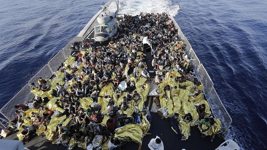 956 siirtolaista pelastettiin Italian laivaston laivaan. He olivat kylmettyneet, joten heidät käärittiin lämpöhuopiin.