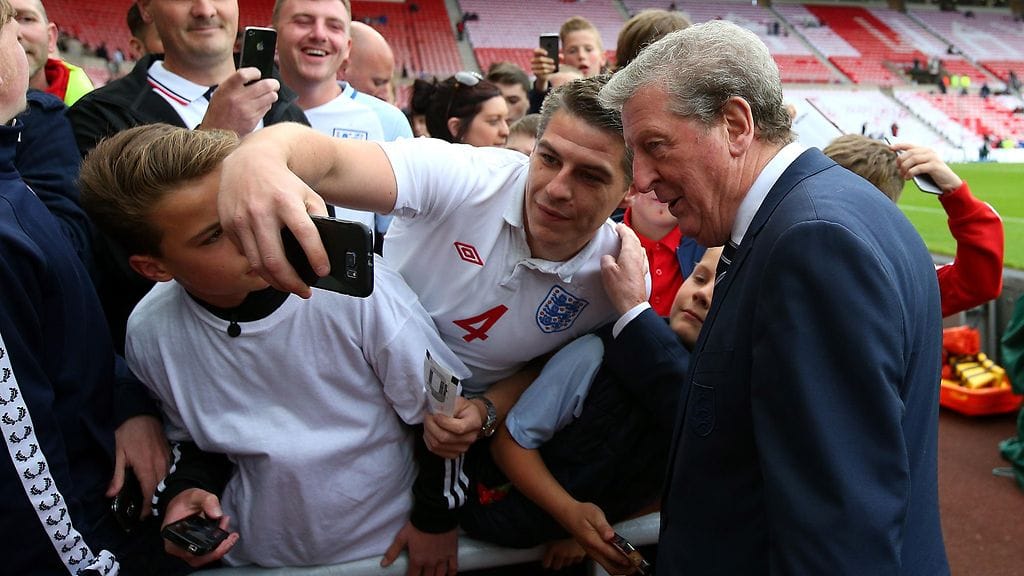 Englannin päävalmentaja Roy Hodgson tervehti faneja ennen Australia-ottelua perjantaina.