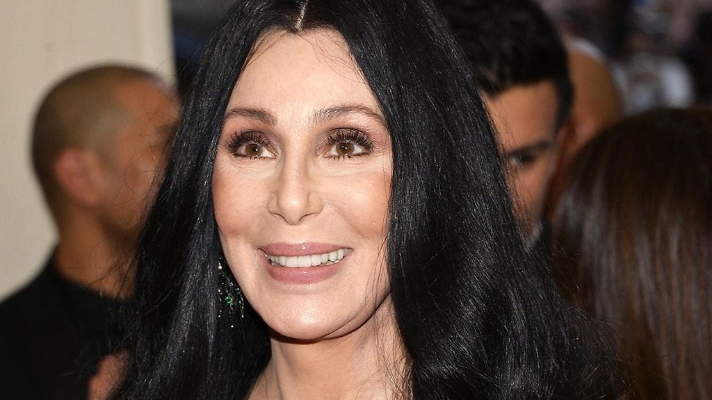 76-vuotias Cher on rakastunut nainen.