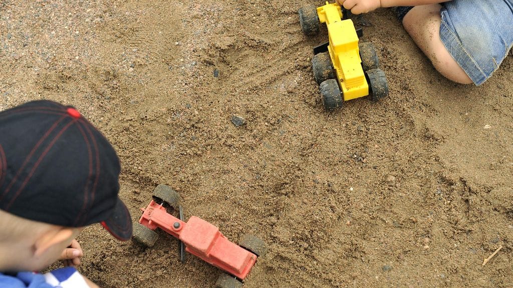 poika_hiekkalaatikko