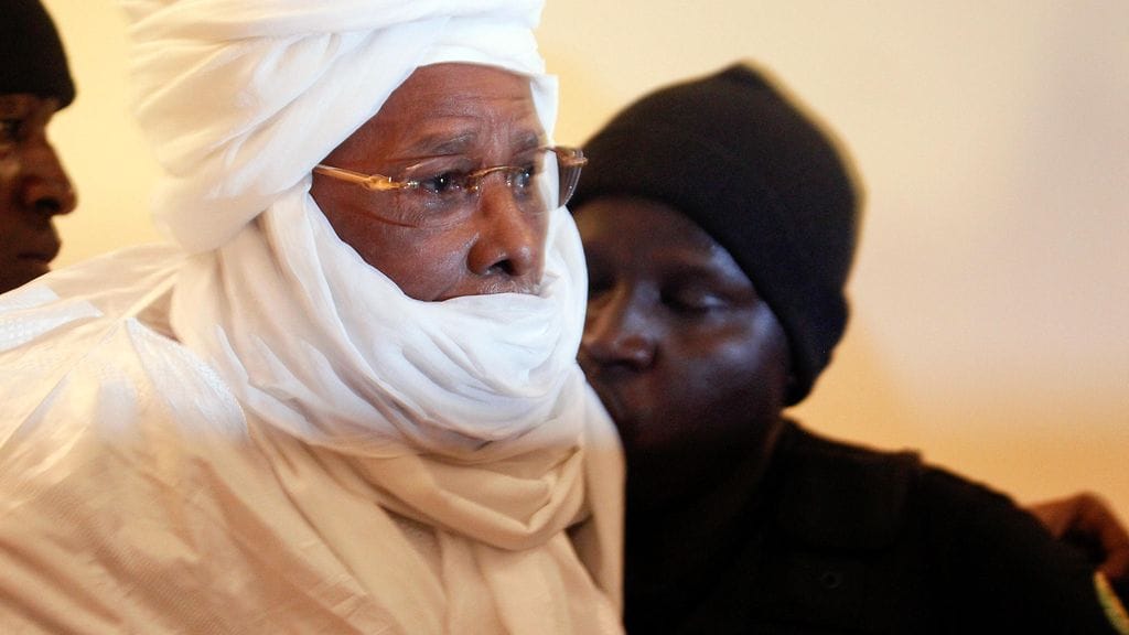Hissene Habre (vas.) oikeudessa heinäkuussa 2015.