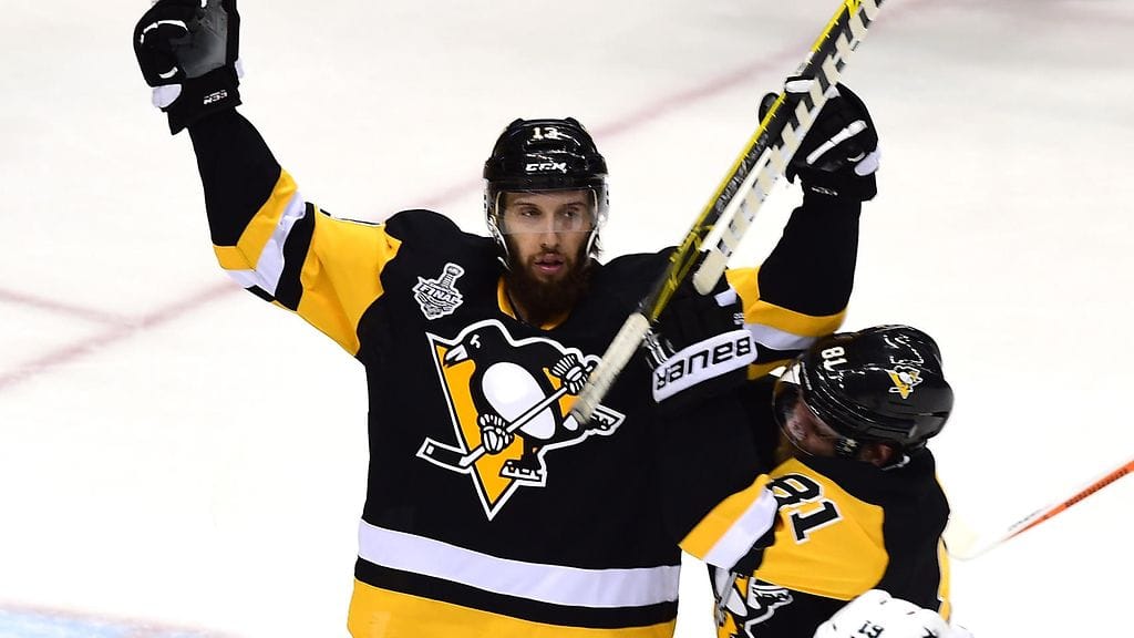 Nick Bonino tuulettaa voittomaaliaan.