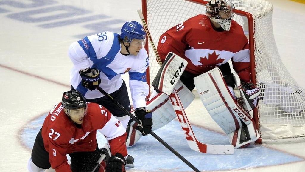Jussi Jokinen painimassa Kanadan Alex Pietrangelon kanssa Sotshin olympiajäillä helmikuussa 2014.