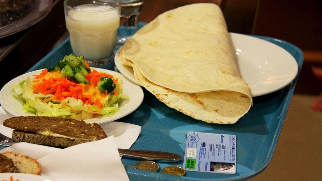 Kouluruoka on muuten tosi hyvää. Kun ahtaa itsensä pinkeäksi ruokalassa, illalla ei tarvitse niin suurta ateriaa...