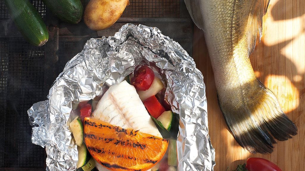 Grillattu appelsiiniviipale kruunaa kala-vihannesnyytin.