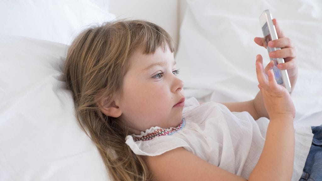 lapsi pelaa puhelimella