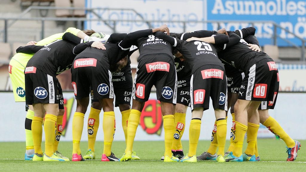 KuPS-pelaajia viime huhtikuussa.