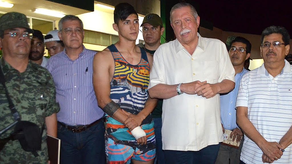Alan Pulido (kesk.) pelastumisensa jälkeen.