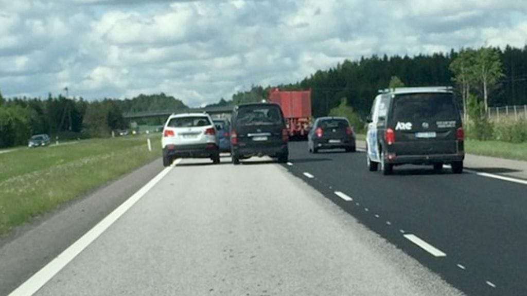 Erikoinen liikennetilanne kolmostiellä.