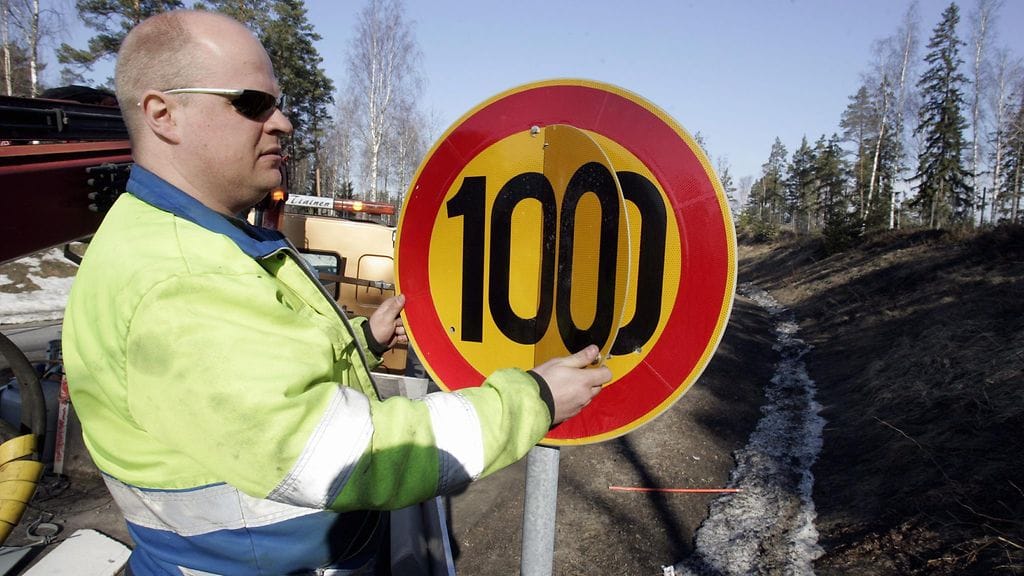 Liikennemerkkien vaihto talvinopeuksiin tehdään nopeasti koko Suomessa.